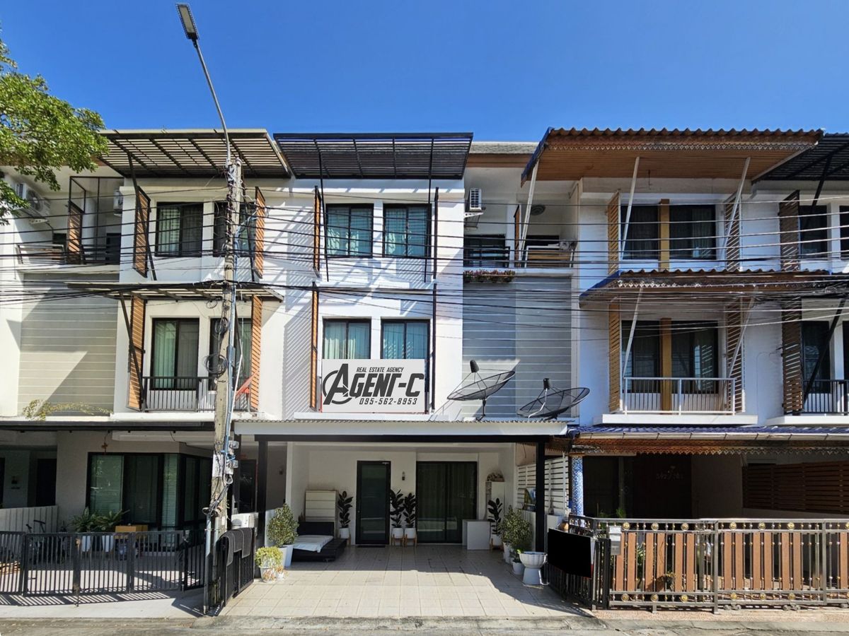 ขายทาวน์โฮมเกษตร นวมินทร์ ลาดปลาเค้า : อารียา โมว่า เกษตร-นวมินทร์ ทาวน์โฮม 3ชั้น เนื้อที่มากถึง 25 ตรว. ฟังก์ชั่น 3 ห้องนอน 3 ห้องน้ำ 2 ที่จอดรถ *วิวสระว่ายน้ำ หน้าบ้านไม่ชนใคร ทำเลเดินทางสะดวก ใกล้เซ็นทรัลรามอินทรา  ม.เกษตร 