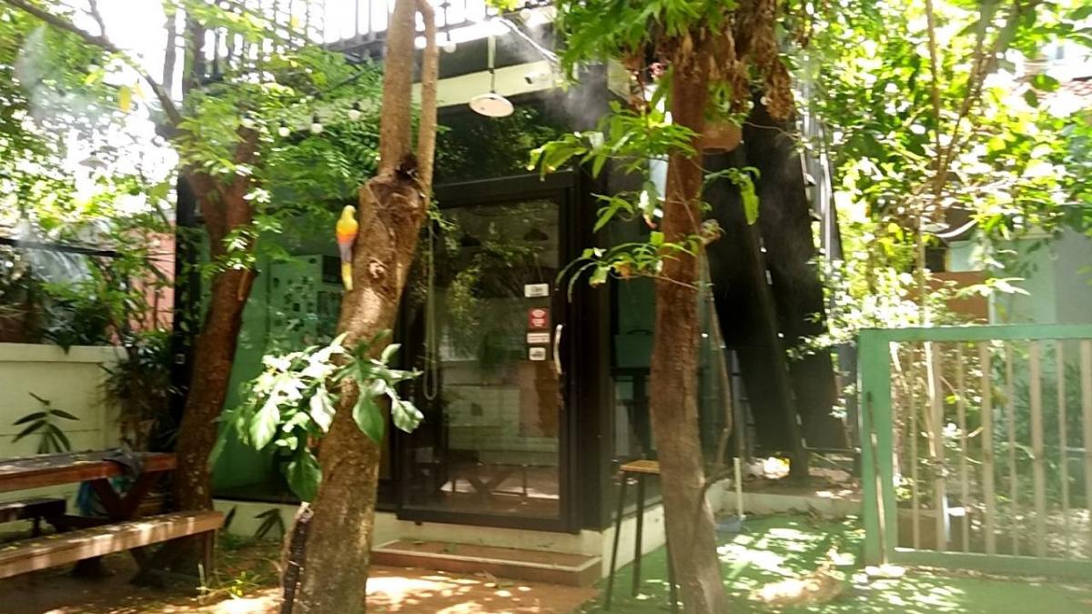 ให้เช่าร้านค้า/ตลาดนัดสุขุมวิท อโศก ทองหล่อ : ร้านกาแฟ -ร้านอาหาร 2ชั้นให้เช่า  12,000บพร้อมโต๊ะเก้าอี้ ตู้แช่เย็น 1ครัว 1น้ำ แอร์   มีที่จอดรถ ได้หลายคันบรรยากาศดี ร่มรื่น ค้าขายได้เลยค่ะ ใกล้รถไฟฟ้าถ.สุขุมวิท 105 ชอยลาชาลสอบภาม 081 629 3542 อรจิรา089 775 7837