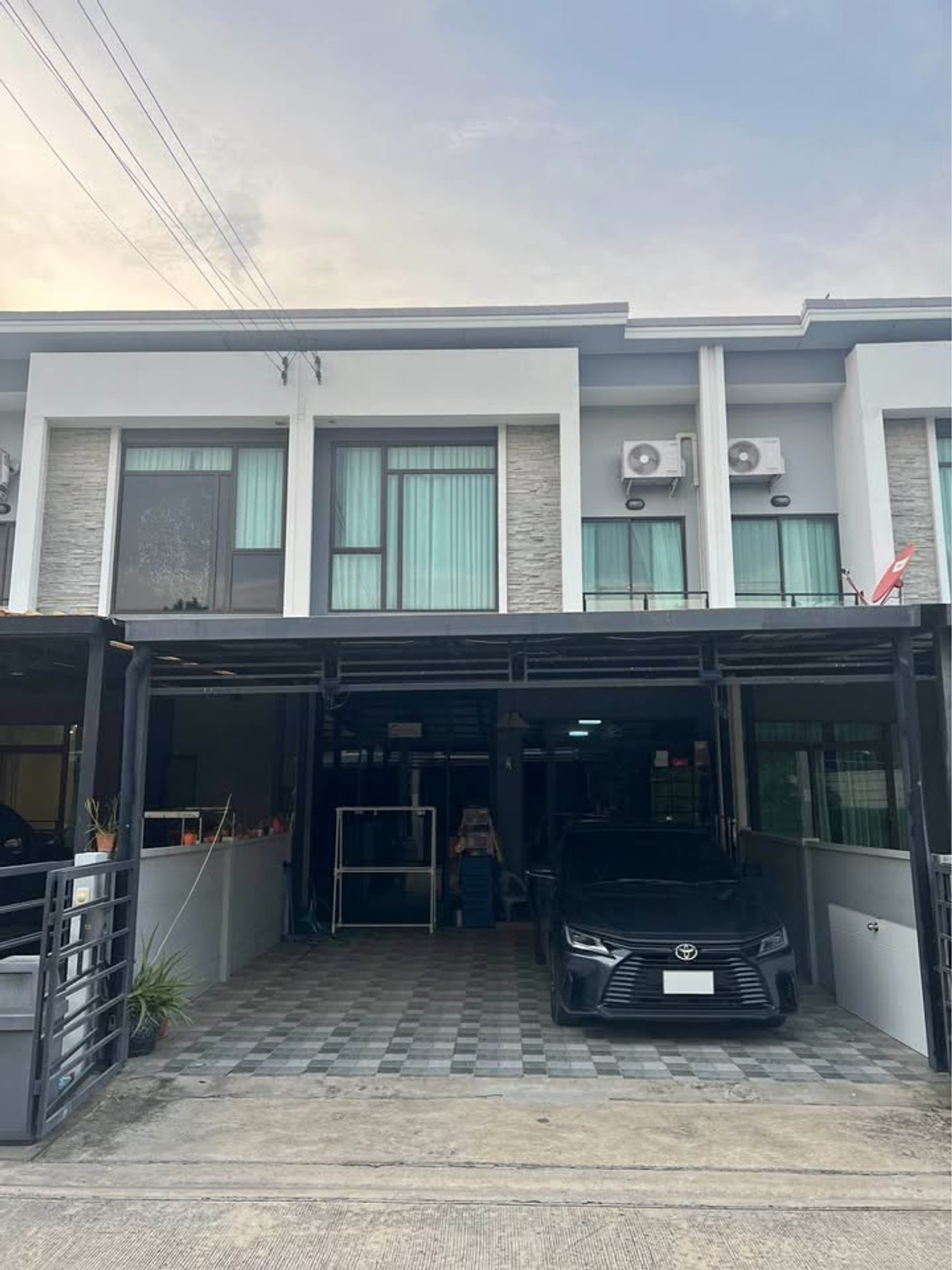 For RentHouseNawamin, Ramindra : 2-story townhome for rent, Ramintra-Wongwaen Near Maruay Market, convenient travel.