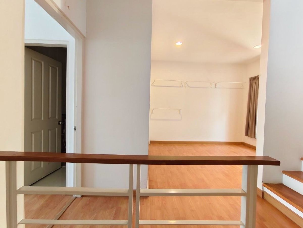 For SaleTownhomePattanakan, Srinakarin : 3 -story townhome house, 3 bedrooms, 3 bathrooms, office and residence   Ban Klang Mueang S-SENSE Srinakarin is on the main road. Opposite Seacon, Paradise