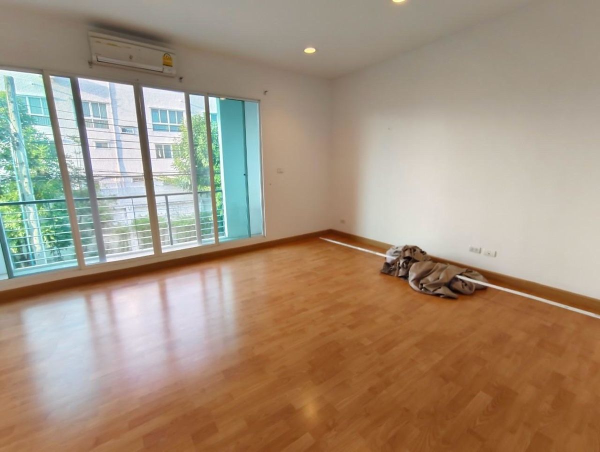 For SaleTownhomePattanakan, Srinakarin : 3 -story townhome house, 3 bedrooms, 3 bathrooms, office and residence   Ban Klang Mueang S-SENSE Srinakarin is on the main road. Opposite Seacon, Paradise