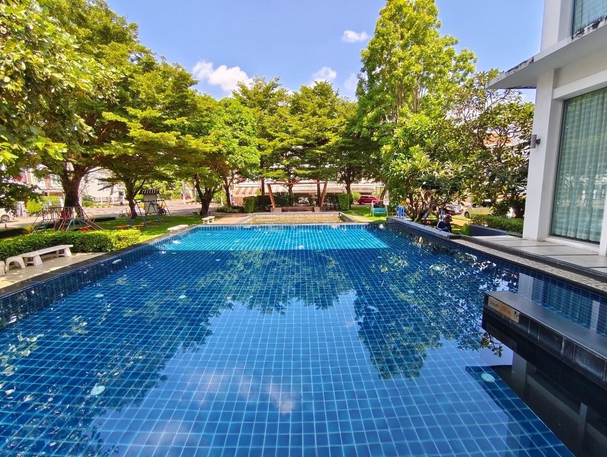For SaleTownhomePattanakan, Srinakarin : 3 -story townhome house, 3 bedrooms, 3 bathrooms, office and residence   Ban Klang Mueang S-SENSE Srinakarin is on the main road. Opposite Seacon, Paradise