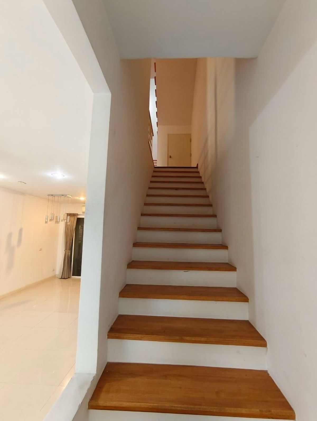 For SaleTownhomePattanakan, Srinakarin : 3 -story townhome house, 3 bedrooms, 3 bathrooms, office and residence   Ban Klang Mueang S-SENSE Srinakarin is on the main road. Opposite Seacon, Paradise