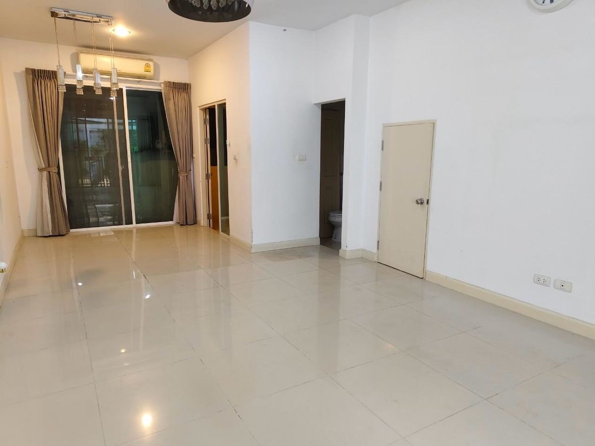 For SaleTownhomePattanakan, Srinakarin : 3 -story townhome house, 3 bedrooms, 3 bathrooms, office and residence   Ban Klang Mueang S-SENSE Srinakarin is on the main road. Opposite Seacon, Paradise