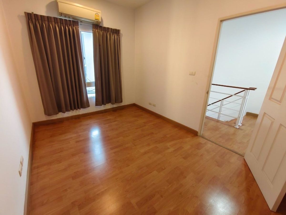 For SaleTownhomePattanakan, Srinakarin : 3 -story townhome house, 3 bedrooms, 3 bathrooms, office and residence   Ban Klang Mueang S-SENSE Srinakarin is on the main road. Opposite Seacon, Paradise