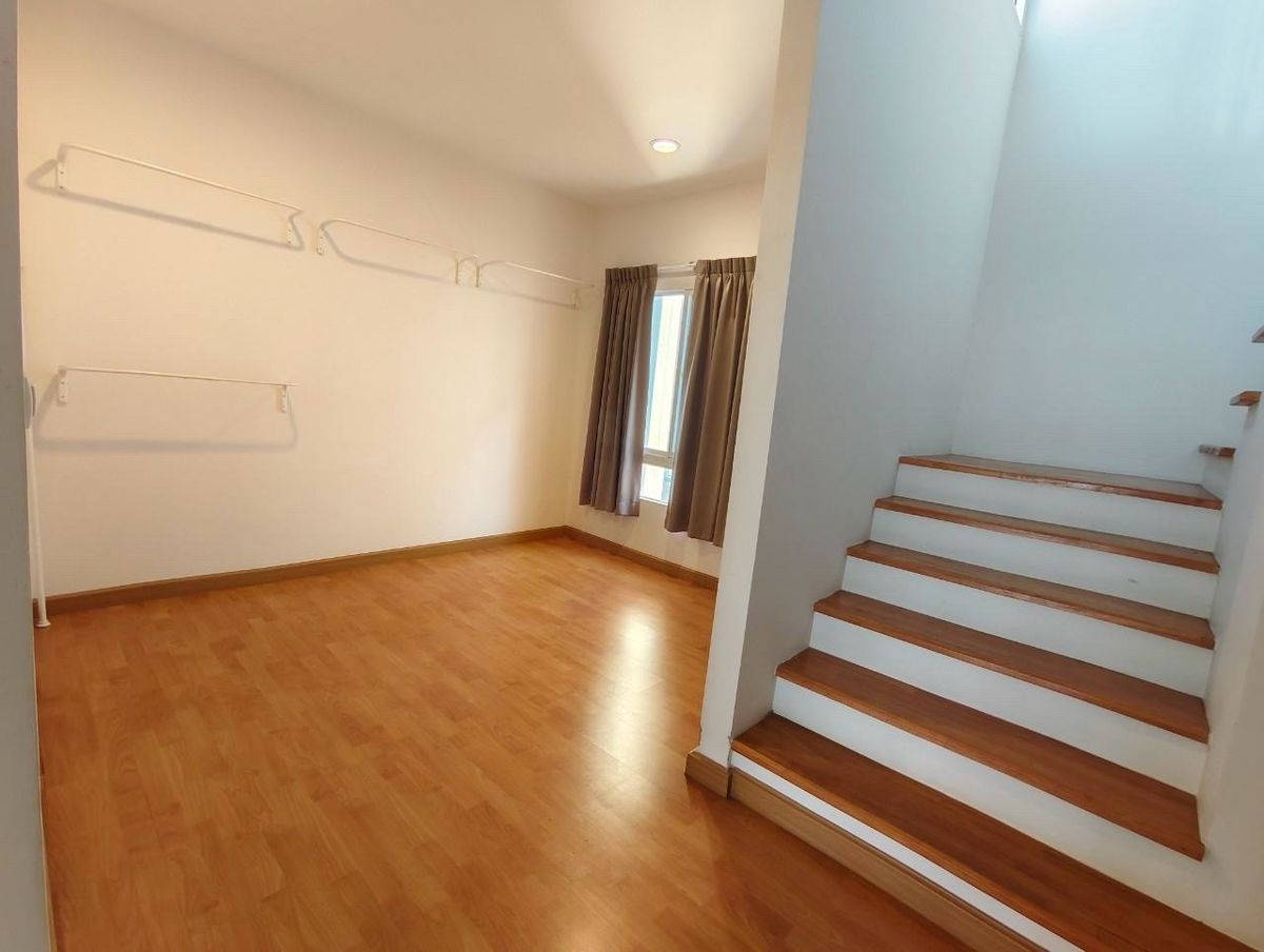 For SaleTownhomePattanakan, Srinakarin : 3 -story townhome house, 3 bedrooms, 3 bathrooms, office and residence   Ban Klang Mueang S-SENSE Srinakarin is on the main road. Opposite Seacon, Paradise