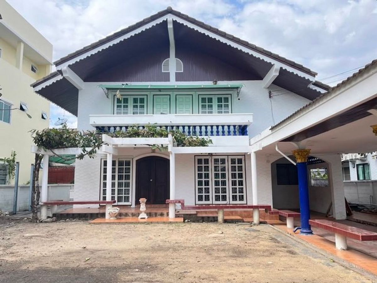 For RentHouseSeri Thai, Ramkhamhaeng Nida : HR2428 Rent a detached house, 101 sq.w. Village, Suan Son Ramkhamhaeng 60, suitable for living Near the Yellow Line, Lam Sali Intersection Station