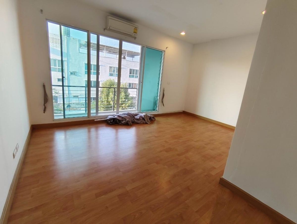 For SaleTownhomePattanakan, Srinakarin : 3 -story townhome house, 3 bedrooms, 3 bathrooms, office and residence   Ban Klang Mueang S-SENSE Srinakarin is on the main road. Opposite Seacon, Paradise