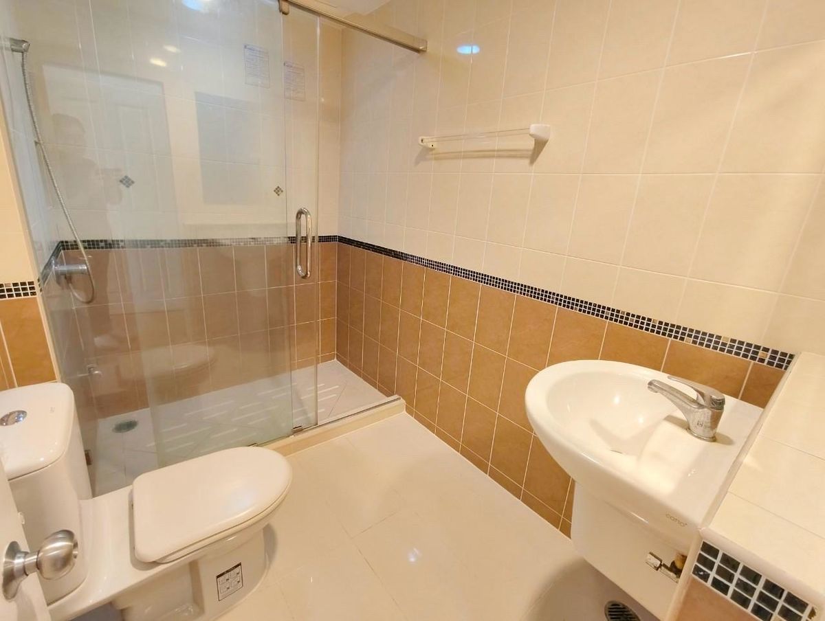 For SaleTownhomePattanakan, Srinakarin : 3 -story townhome house, 3 bedrooms, 3 bathrooms, office and residence   Ban Klang Mueang S-SENSE Srinakarin is on the main road. Opposite Seacon, Paradise