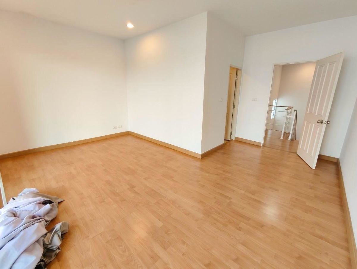 For SaleTownhomePattanakan, Srinakarin : 3 -story townhome house, 3 bedrooms, 3 bathrooms, office and residence   Ban Klang Mueang S-SENSE Srinakarin is on the main road. Opposite Seacon, Paradise