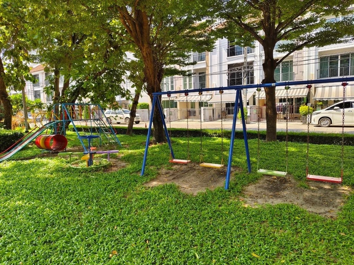 For SaleTownhomePattanakan, Srinakarin : 3 -story townhome house, 3 bedrooms, 3 bathrooms, office and residence   Ban Klang Mueang S-SENSE Srinakarin is on the main road. Opposite Seacon, Paradise