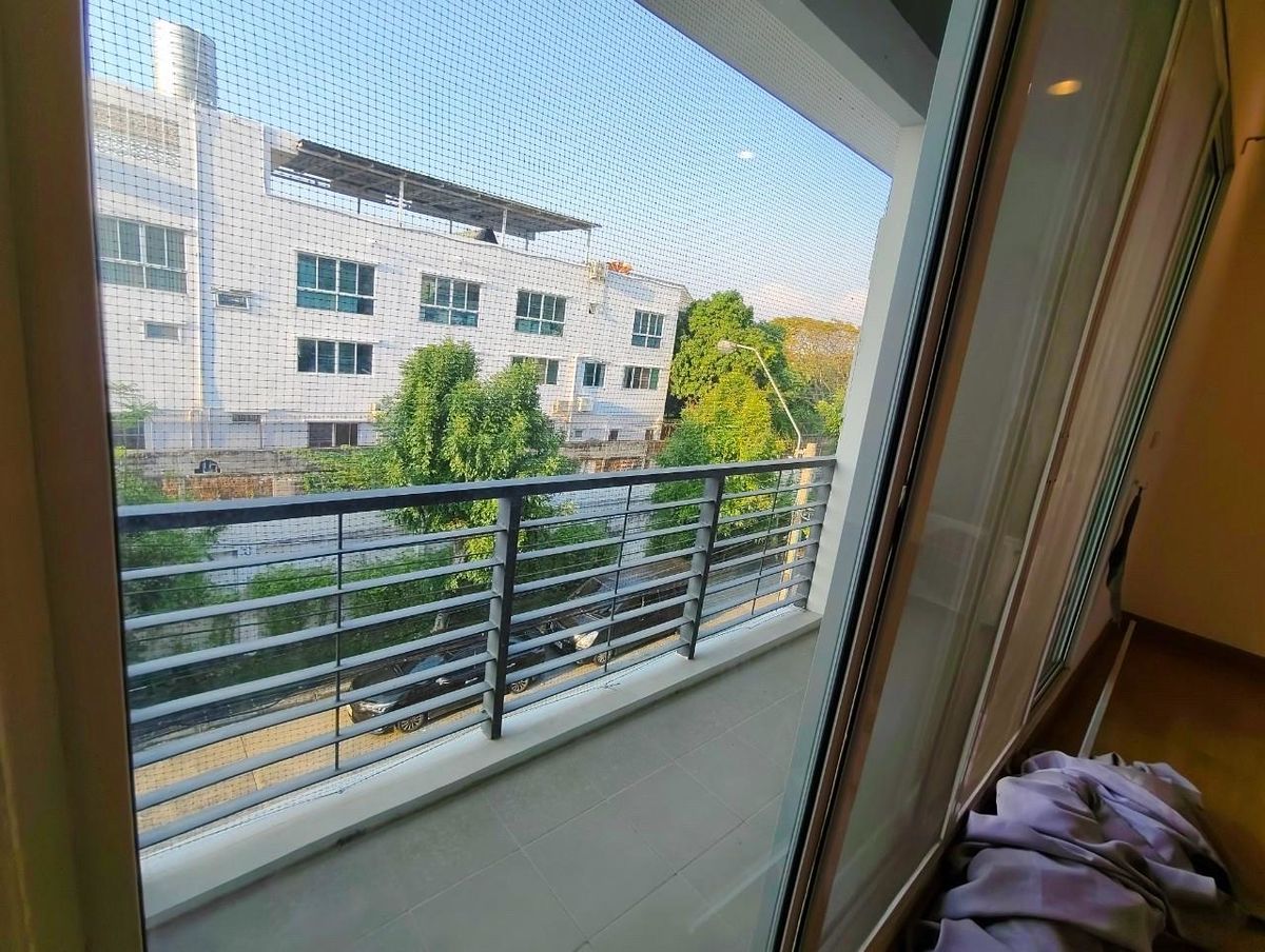 For SaleTownhomePattanakan, Srinakarin : 3 -story townhome house, 3 bedrooms, 3 bathrooms, office and residence   Ban Klang Mueang S-SENSE Srinakarin is on the main road. Opposite Seacon, Paradise