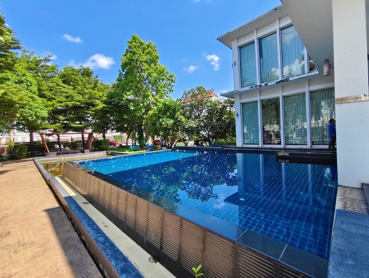 For SaleTownhomePattanakan, Srinakarin : 3 -story townhome house, 3 bedrooms, 3 bathrooms, office and residence   Ban Klang Mueang S-SENSE Srinakarin is on the main road. Opposite Seacon, Paradise