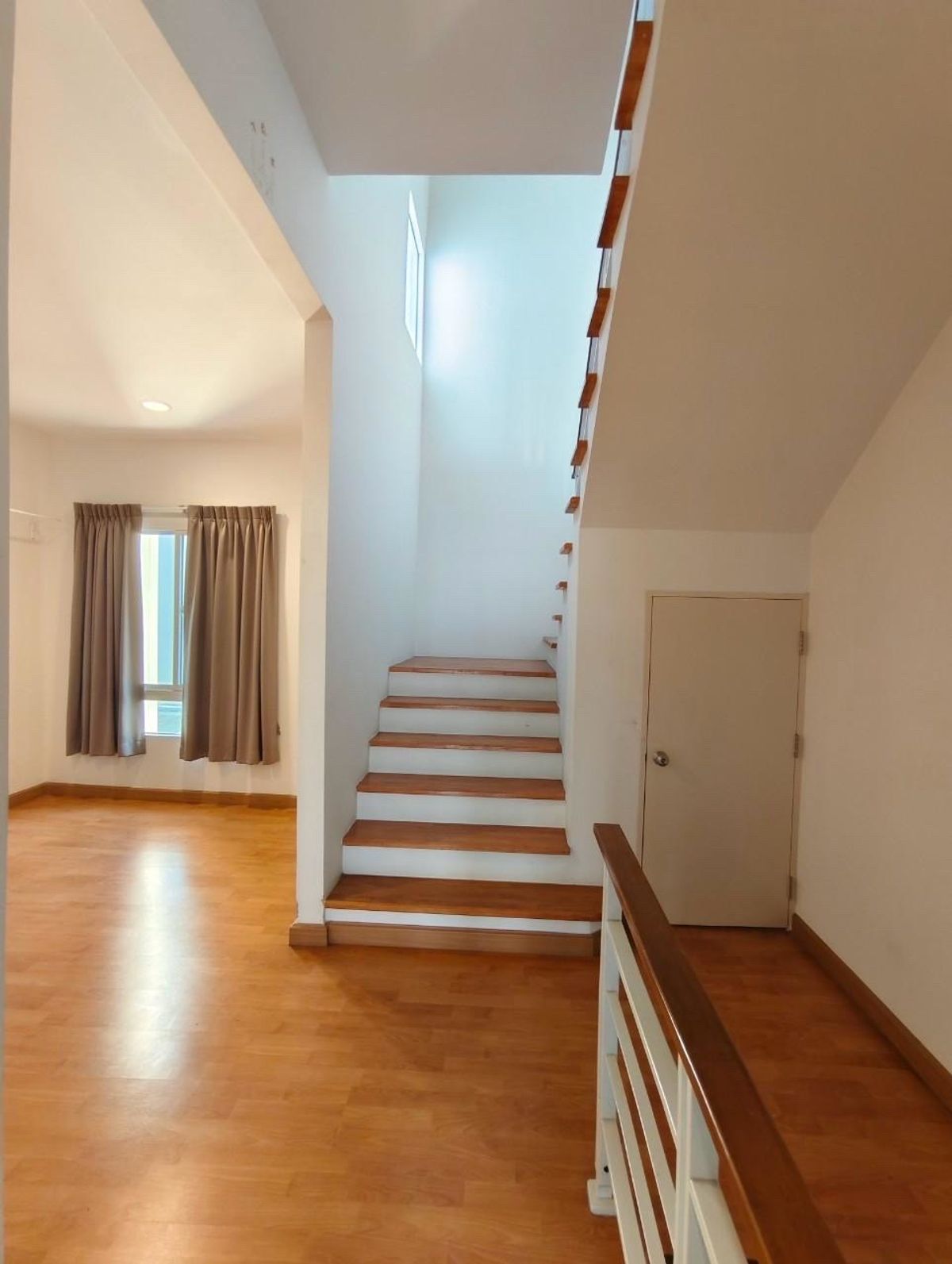 For SaleTownhomePattanakan, Srinakarin : 3 -story townhome house, 3 bedrooms, 3 bathrooms, office and residence   Ban Klang Mueang S-SENSE Srinakarin is on the main road. Opposite Seacon, Paradise