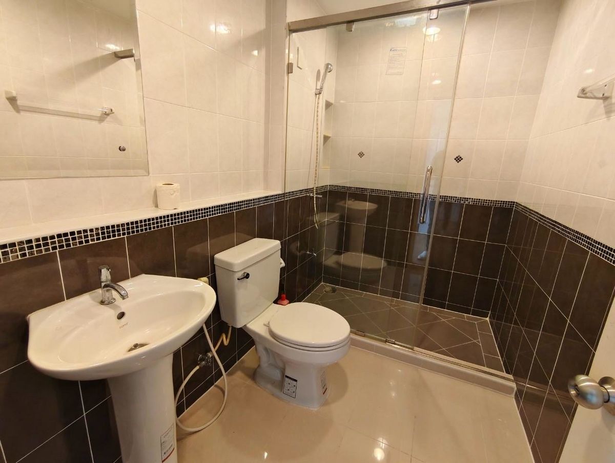 For SaleTownhomePattanakan, Srinakarin : 3 -story townhome house, 3 bedrooms, 3 bathrooms, office and residence   Ban Klang Mueang S-SENSE Srinakarin is on the main road. Opposite Seacon, Paradise