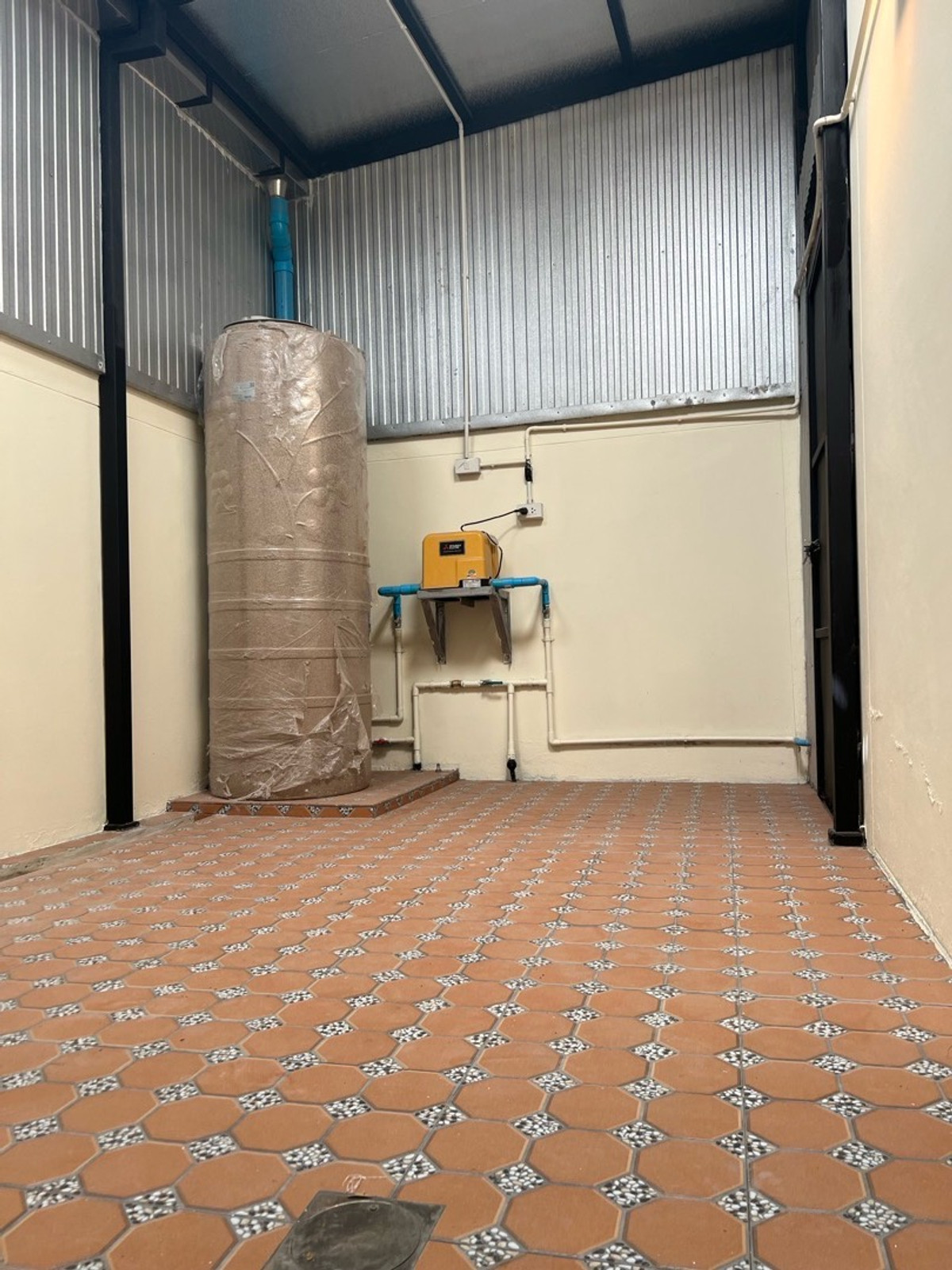 For RentHome OfficePhutthamonthon, Salaya : Rent a commercial building. There are 2 rooms opposite Soi Sala Thammasop 22, Line 2, price 25,000 and 20,000.