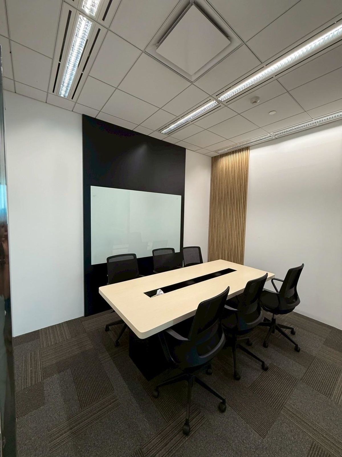 ให้เช่าสำนักงานอารีย์ อนุสาวรีย์ : ให้เช่า | ออฟฟิศพร้อมเฟอร์นิเจอร์ 690 ตร.ม. พิกัด: ถนนพระราม 6 - อารีย์ , กรุงเทพ , FOR RENT | Fully Furnished Office 690 SQM Location: Rama 6 Road – Ari, Bangkok , 出租 | 精装修办公室 面积：690 平方米 位置：曼谷 拉玛六路 - 阿里 , 賃貸 | 家具付きオフィス