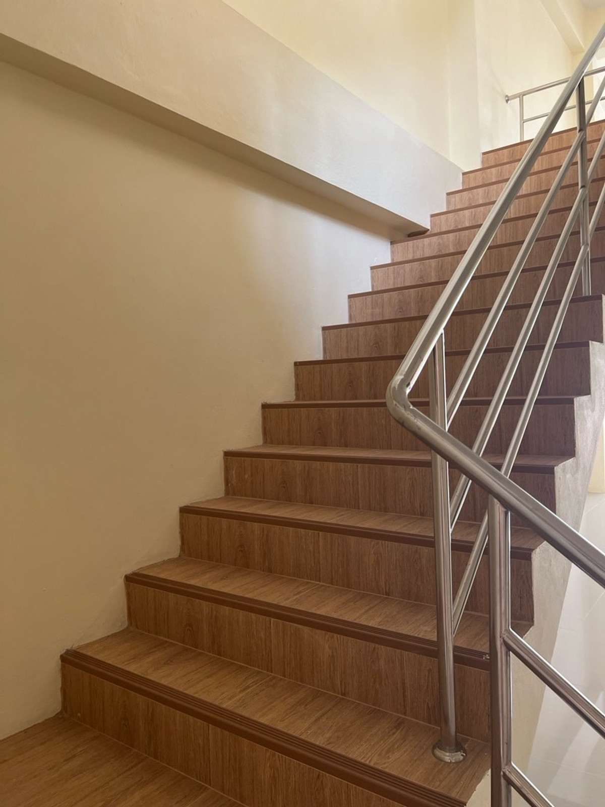 For RentHome OfficePhutthamonthon, Salaya : Rent a commercial building. There are 2 rooms opposite Soi Sala Thammasop 22, Line 2, price 25,000 and 20,000.