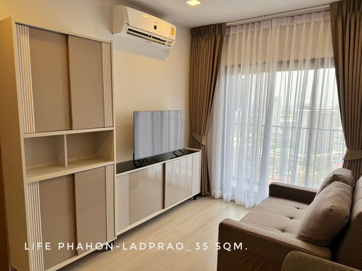 For RentCondoLadprao, Central Ladprao : Rental Life Phahon-Lat Phrao is comfortable near the mall near BTS/MRT. Convenient to find, easy to find 1 bedroom.