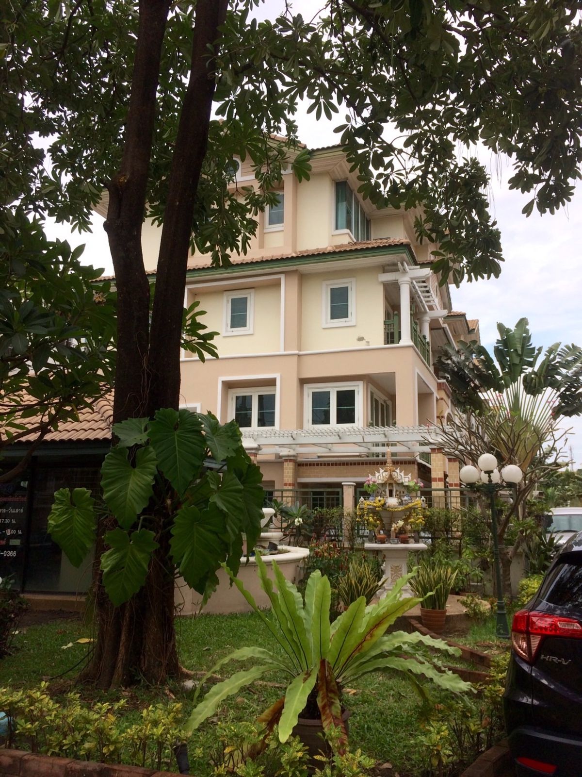 ขายทาวน์โฮมเลียบทางด่วนรามอินทรา : ขายบ้าน 4 ชั้น Crystal ville หลังมุม ติดสวน ทำเลเยี่ยม ใกล้เซ็นทรัลอีสต์วิลล์