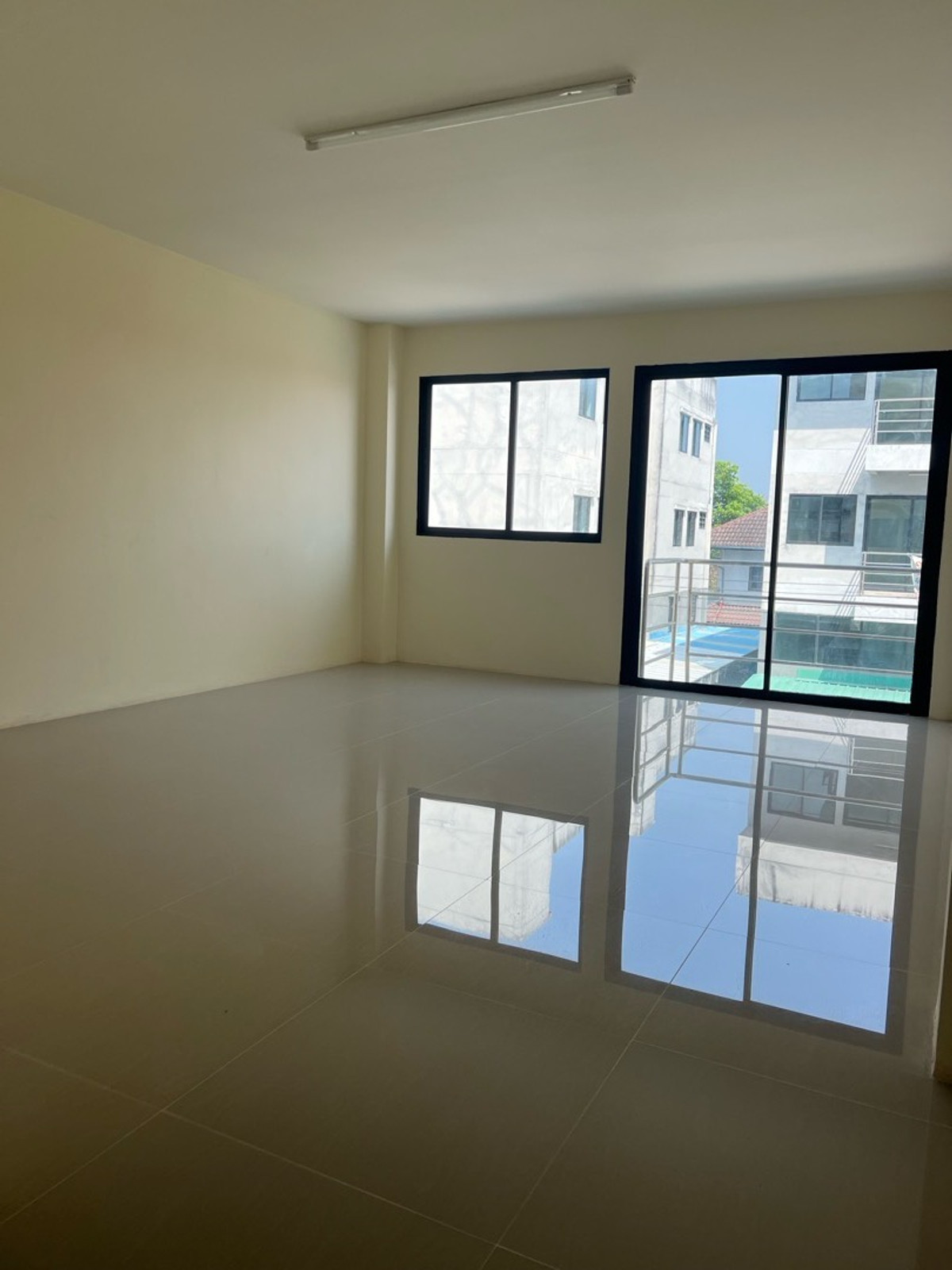 For RentHome OfficePhutthamonthon, Salaya : Rent a commercial building. There are 2 rooms opposite Soi Sala Thammasop 22, Line 2, price 25,000 and 20,000.