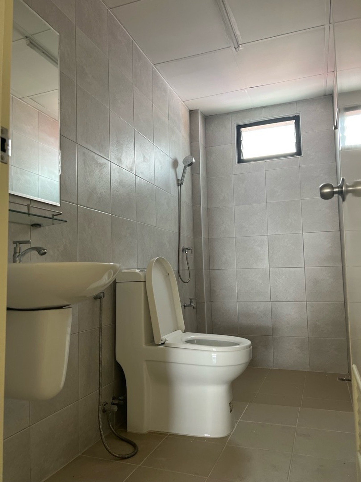 For RentHome OfficePhutthamonthon, Salaya : Rent a commercial building. There are 2 rooms opposite Soi Sala Thammasop 22, Line 2, price 25,000 and 20,000.