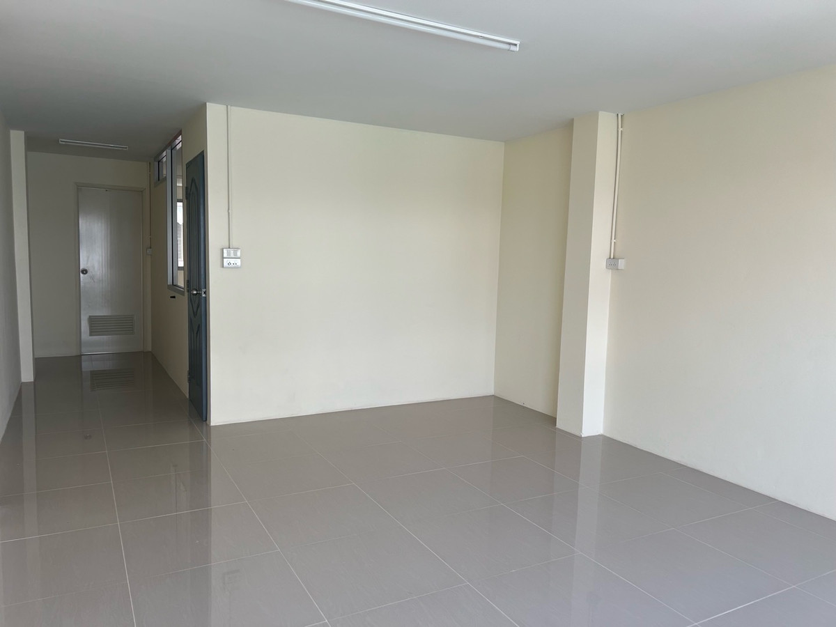 For RentHome OfficePhutthamonthon, Salaya : Rent a commercial building. There are 2 rooms opposite Soi Sala Thammasop 22, Line 2, price 25,000 and 20,000.
