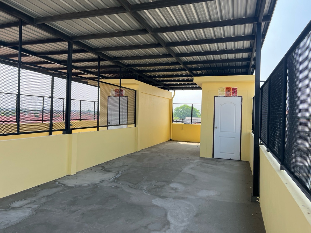 For RentHome OfficePhutthamonthon, Salaya : Rent a commercial building. There are 2 rooms opposite Soi Sala Thammasop 22, Line 2, price 25,000 and 20,000.