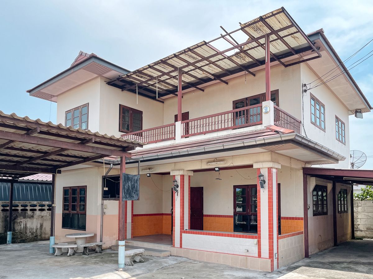 ขายบ้านปทุมธานี รังสิต ธรรมศาสตร์ : 📍 ขอปล่อยต่อ บ้านเดี่ยวสองชั้น ตามสภาพ ซ.รังสิต-นครนายก39 ปทุมธานี เพียง 2.99 ล้าน โครงสร้างแข็งแรง บ้านไม่ทรุด พื้นที่กว้างขวาง บรรยากาศปลอดโปร่ง 