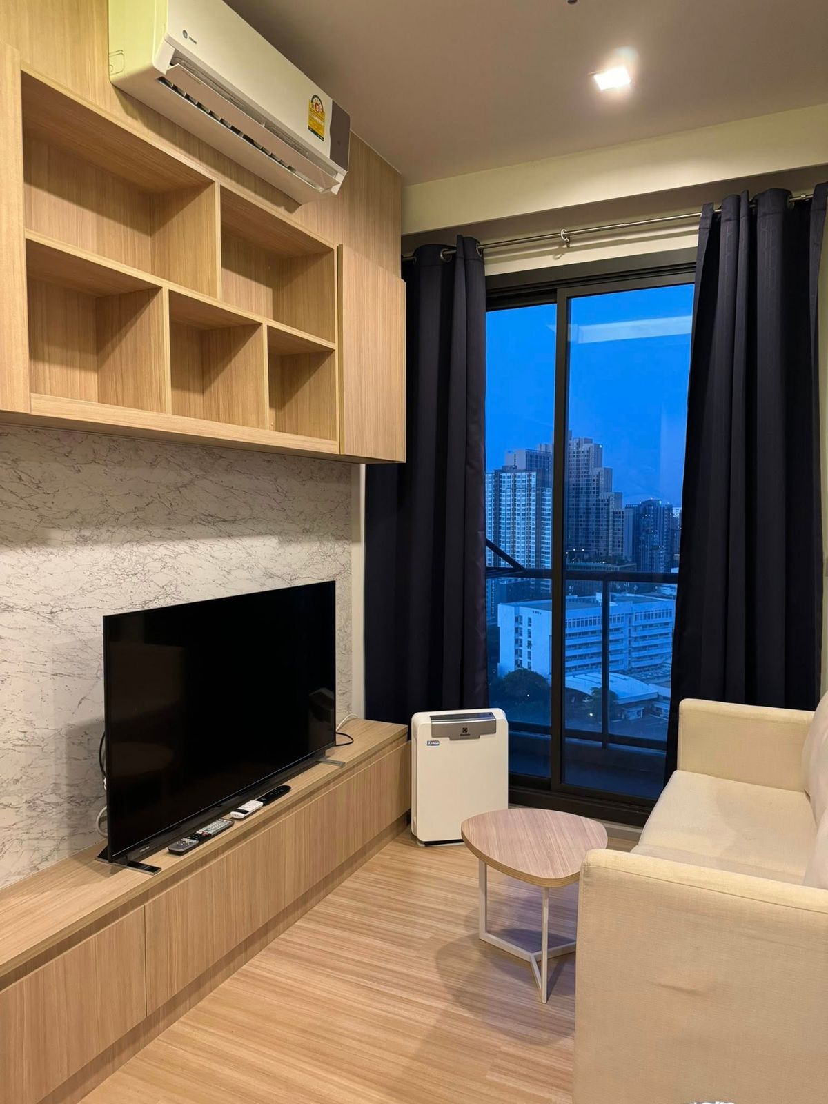 For RentCondoSapankwai,Jatujak : ✨ Chatuchak area for rent in Chatuchak @m jatujak, a large room, quiet, comfortable view | Price only 20,000 baht/month | Convenient transportation near BTS Saphan Khwai & Chatuchak (with a station shuttle to the station!) 
 

