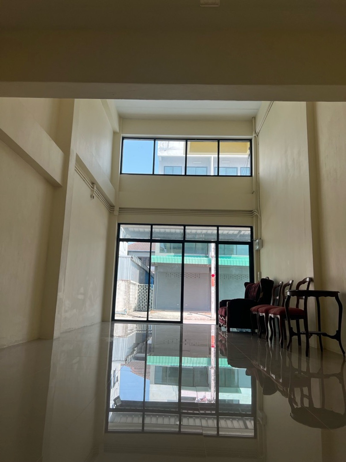 For RentHome OfficePhutthamonthon, Salaya : Rent a commercial building. There are 2 rooms opposite Soi Sala Thammasop 22, Line 2, price 25,000 and 20,000.
