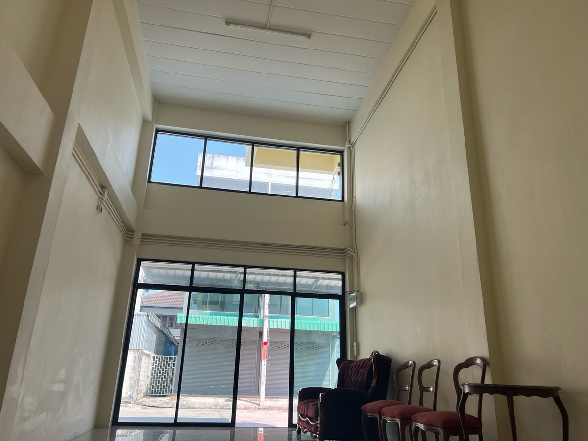 For RentHome OfficePhutthamonthon, Salaya : Rent a commercial building. There are 2 rooms opposite Soi Sala Thammasop 22, Line 2, price 25,000 and 20,000.