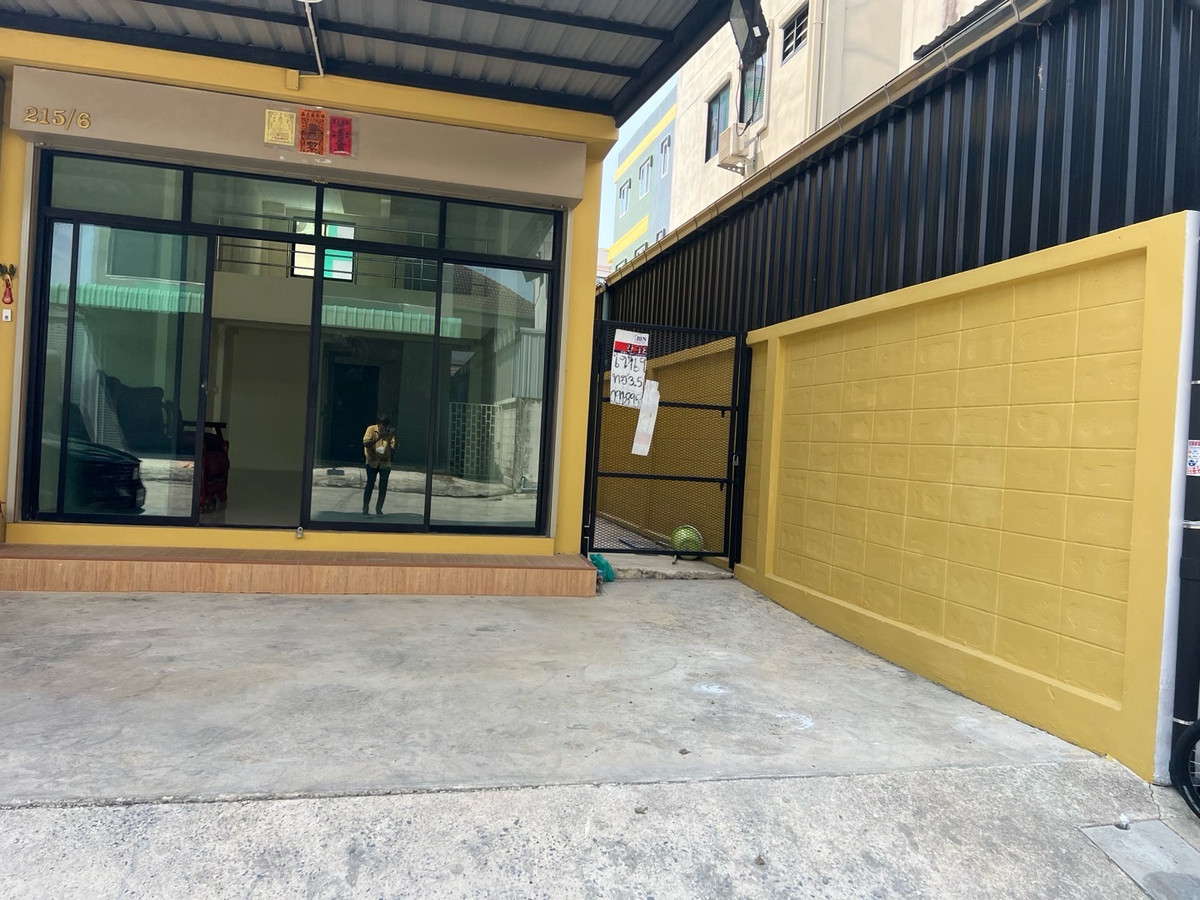 For RentHome OfficePhutthamonthon, Salaya : Rent a commercial building. There are 2 rooms opposite Soi Sala Thammasop 22, Line 2, price 25,000 and 20,000.