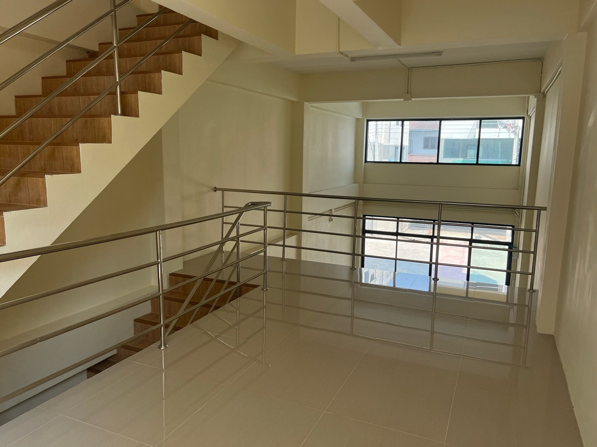 For RentHome OfficePhutthamonthon, Salaya : Rent a commercial building. There are 2 rooms opposite Soi Sala Thammasop 22, Line 2, price 25,000 and 20,000.