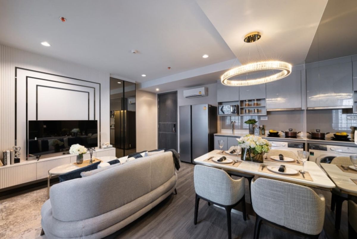 For SaleCondoRatchathewi,Phayathai : 2 bedrooms, 2 rights There is Shutlle Bus to receive and deliver and close to the BTS monument only 500 meters.