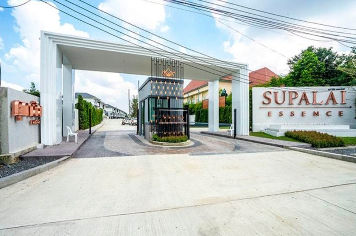 For RentPattanakan, Srinakarin : Rent a 3 -story twin house. The house wall is not next to other houses. The house is beautiful, full of fir. Near the Supalai Essence Village, Suan Luang Rama 9, Soi 28, Northeast 
 
