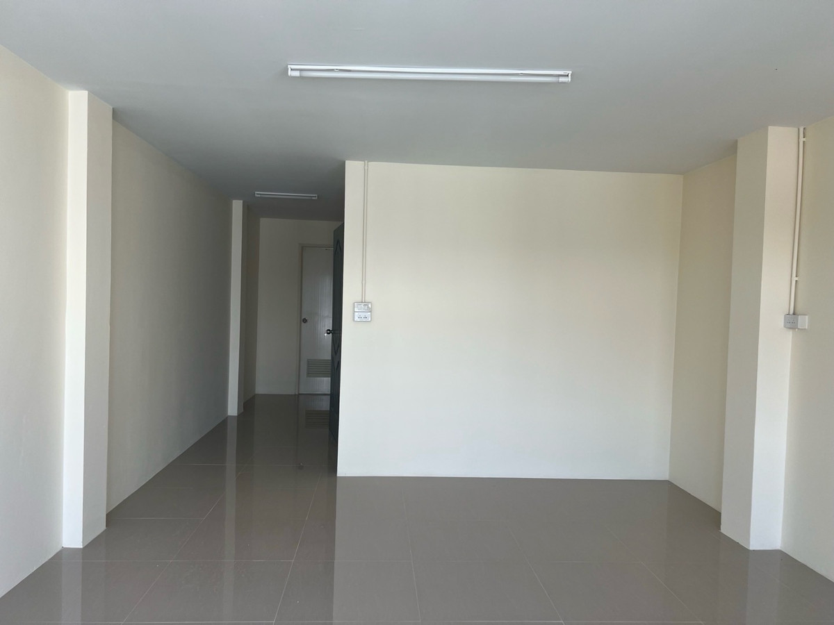 For RentHome OfficePhutthamonthon, Salaya : Rent a commercial building. There are 2 rooms opposite Soi Sala Thammasop 22, Line 2, price 25,000 and 20,000.