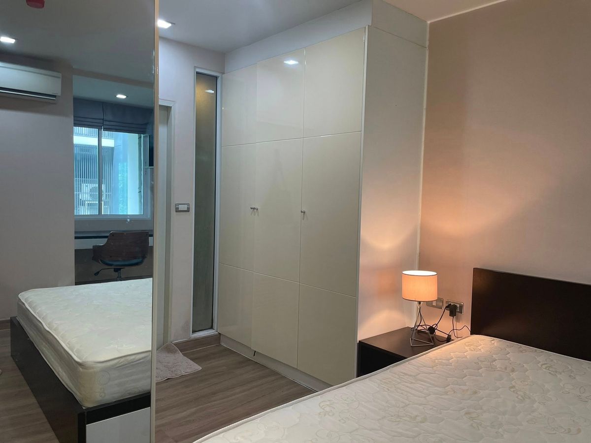 For RentCondoSukhumvit, Asoke, Thonglor : For Rent & GT; & GT; Tree Condo Ekkamai Sukhumvit 40 & GT; 3rd floor, size 40 sqm. West is not hot.  There is a place to cover the exterior light. Furniture and electrical appliances near BTS Ekkamai #LV-MO1888