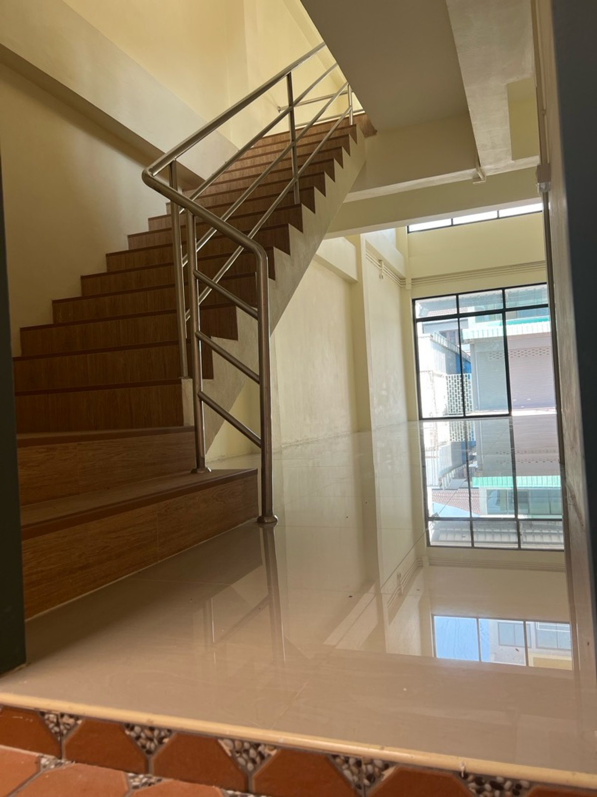 For RentHome OfficePhutthamonthon, Salaya : Rent a commercial building. There are 2 rooms opposite Soi Sala Thammasop 22, Line 2, price 25,000 and 20,000.