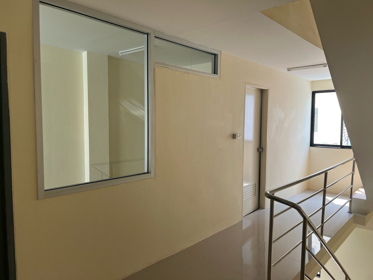 For RentHome OfficePhutthamonthon, Salaya : Rent a commercial building. There are 2 rooms opposite Soi Sala Thammasop 22, Line 2, price 25,000 and 20,000.