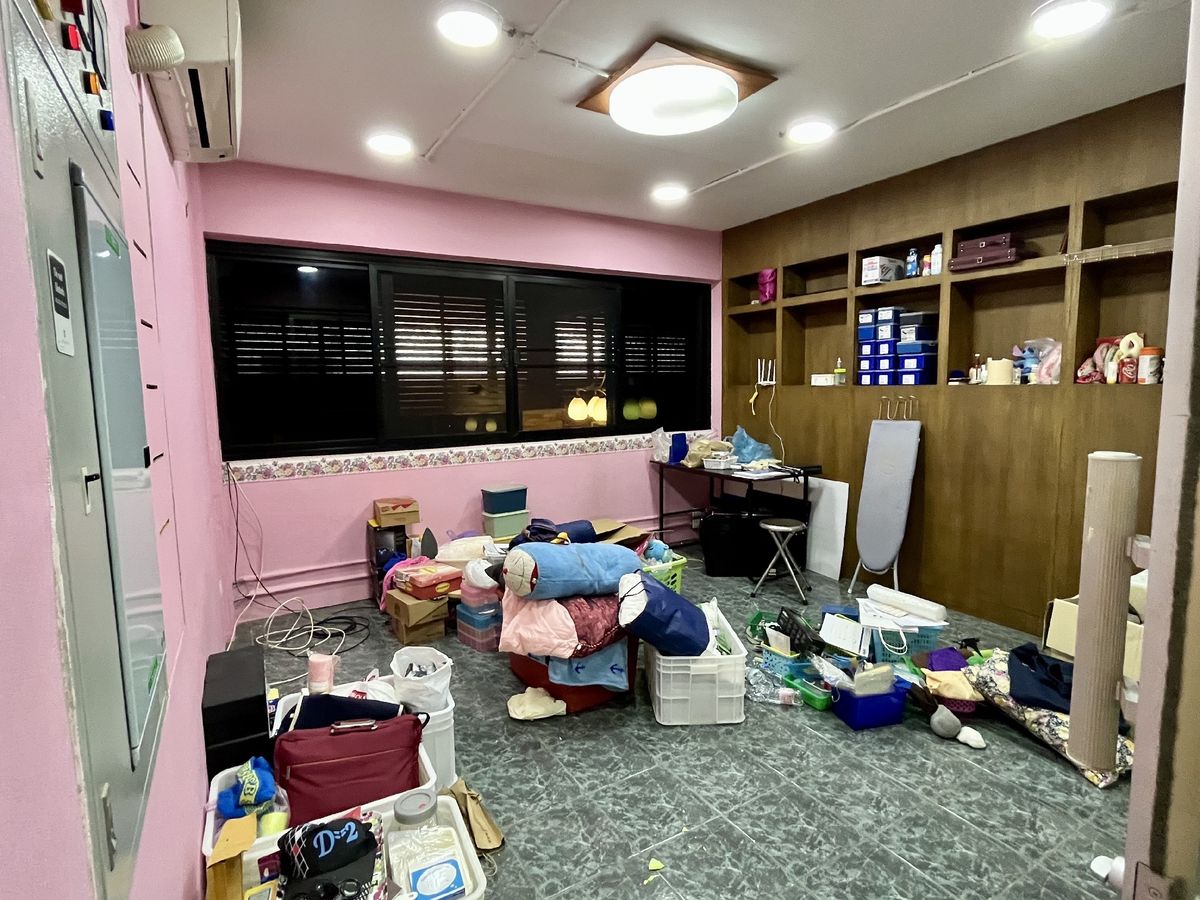 For SaleShop HousePinklao, Charansanitwong : Selling 2 booths There is an elevator near the train 150 meters. Parking 5 cars 900 sq.w. Soi Charan 83/1.