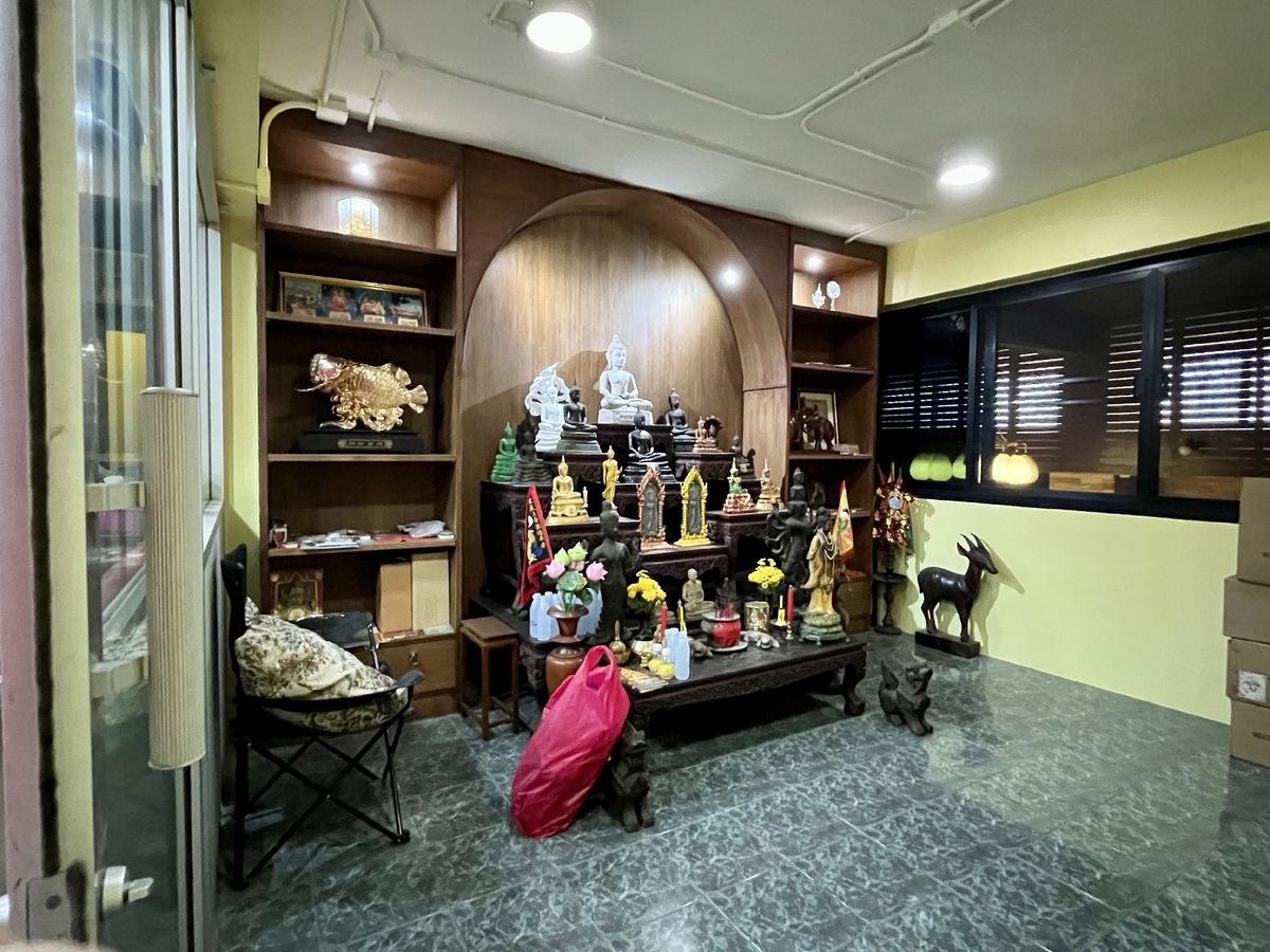 For SaleShop HousePinklao, Charansanitwong : Selling 2 booths There is an elevator near the train 150 meters. Parking 5 cars 900 sq.w. Soi Charan 83/1.