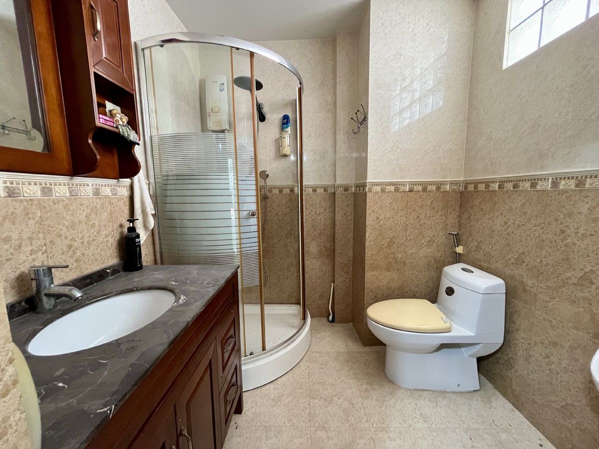 For SaleShop HousePinklao, Charansanitwong : Selling 2 booths There is an elevator near the train 150 meters. Parking 5 cars 900 sq.w. Soi Charan 83/1.