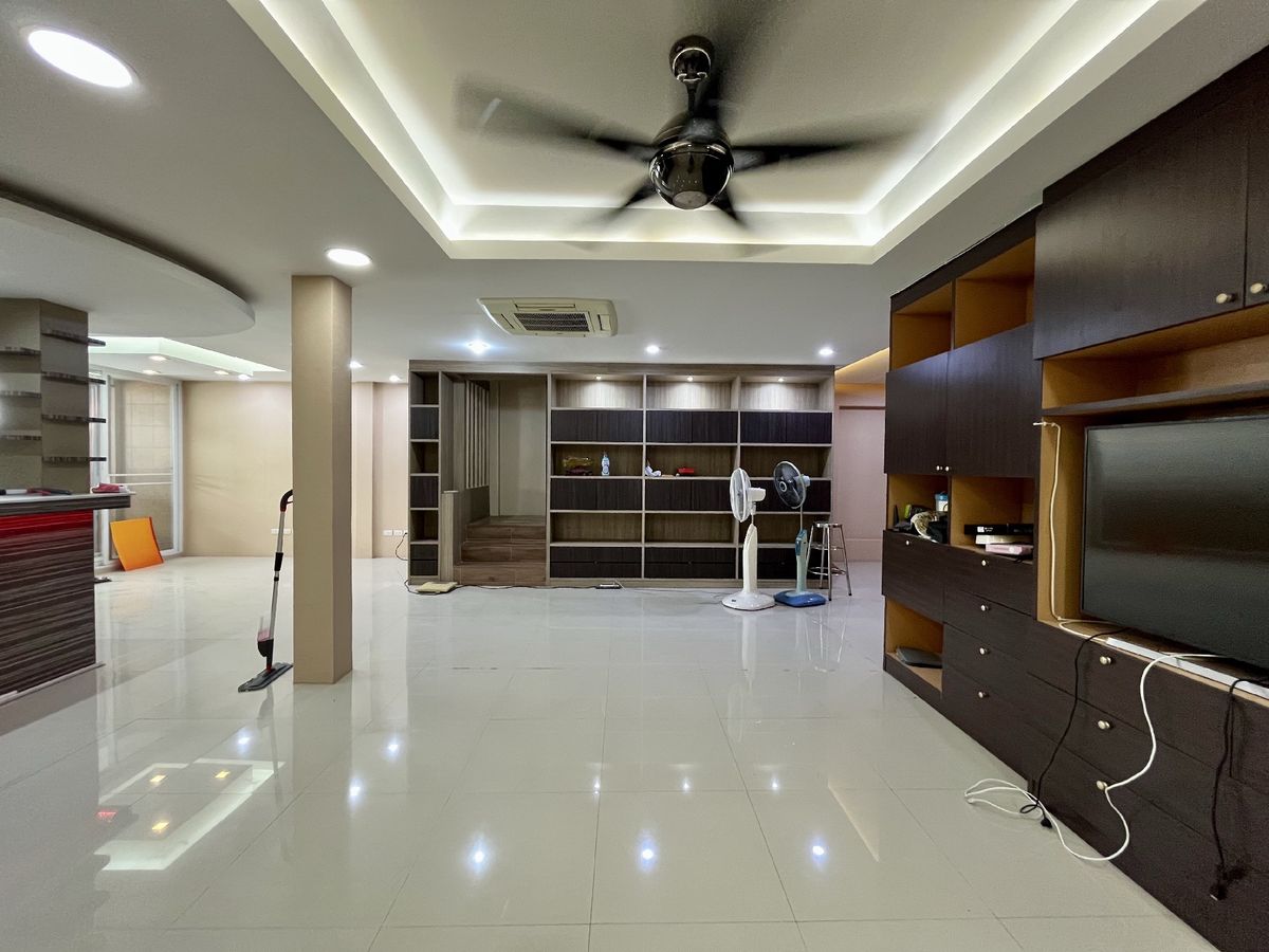 For SaleShop HousePinklao, Charansanitwong : Selling 2 booths There is an elevator near the train 150 meters. Parking 5 cars 900 sq.w. Soi Charan 83/1.