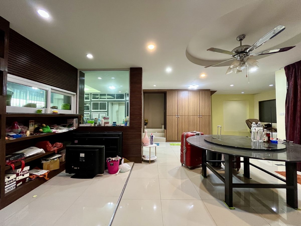 For SaleShop HousePinklao, Charansanitwong : Selling 2 booths There is an elevator near the train 150 meters. Parking 5 cars 900 sq.w. Soi Charan 83/1.