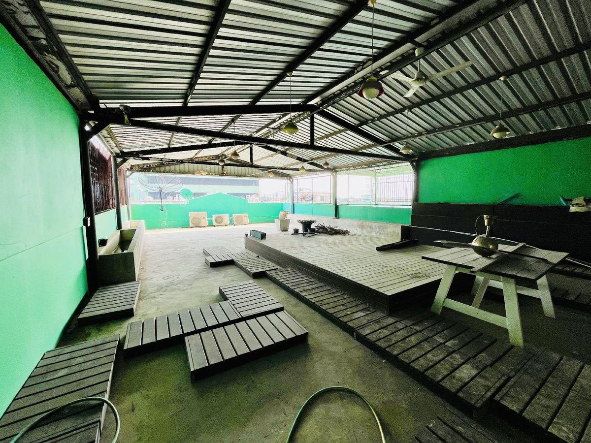 For SaleShop HousePinklao, Charansanitwong : Selling 2 booths There is an elevator near the train 150 meters. Parking 5 cars 900 sq.w. Soi Charan 83/1.