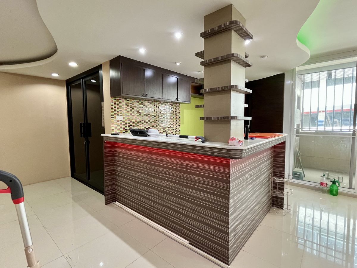 For SaleShop HousePinklao, Charansanitwong : Selling 2 booths There is an elevator near the train 150 meters. Parking 5 cars 900 sq.w. Soi Charan 83/1.