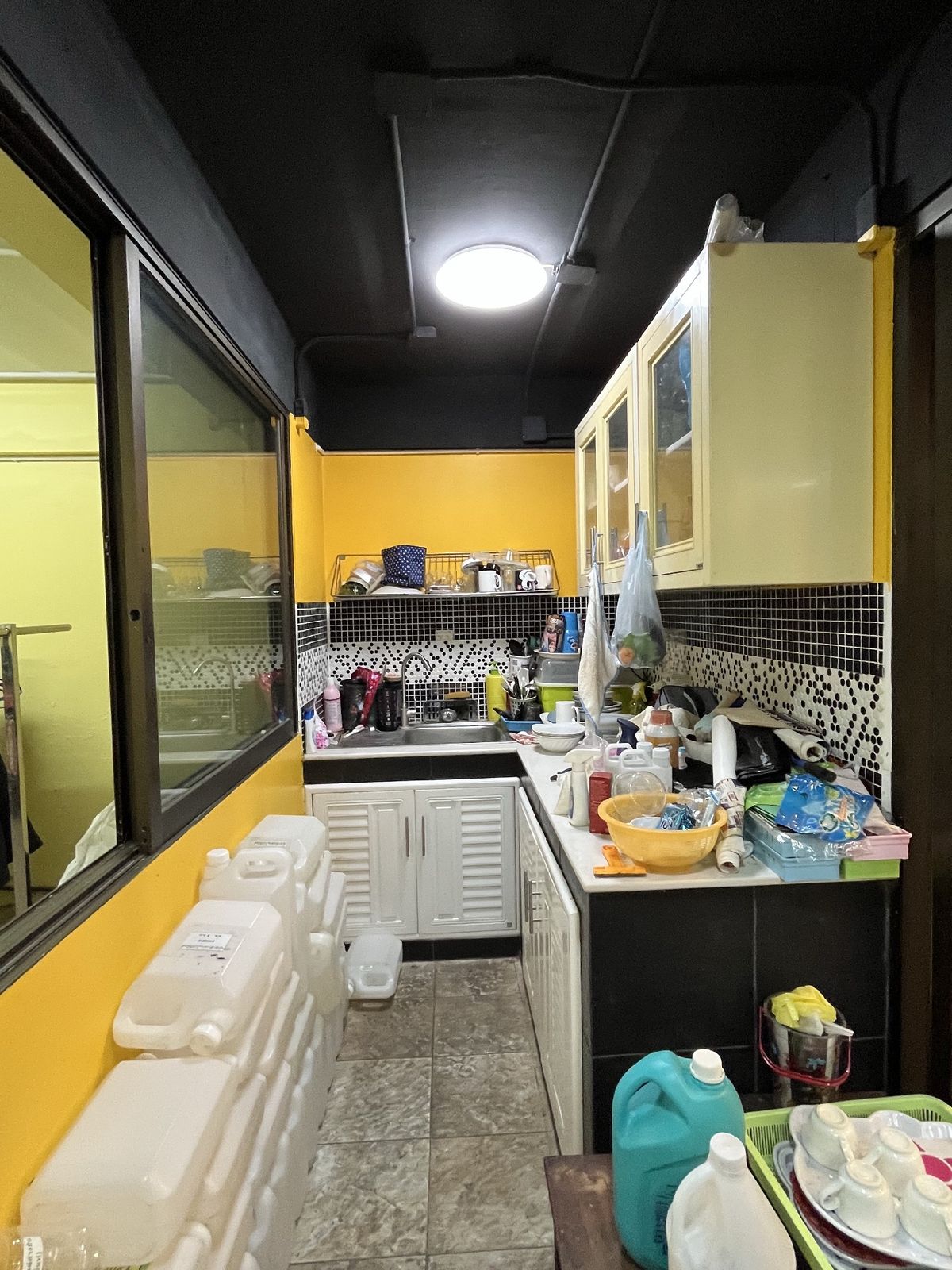 For SaleShop HousePinklao, Charansanitwong : Selling 2 booths There is an elevator near the train 150 meters. Parking 5 cars 900 sq.w. Soi Charan 83/1.