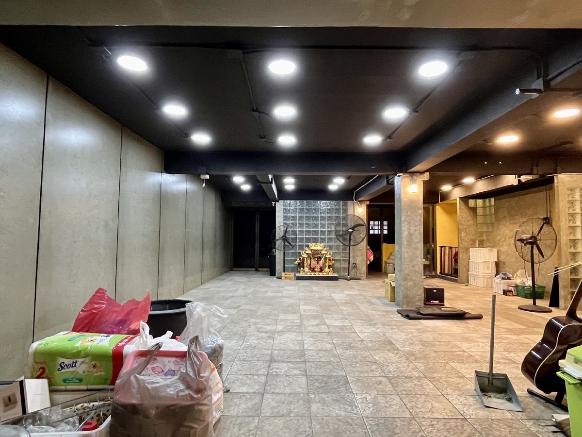 For SaleShop HousePinklao, Charansanitwong : Selling 2 booths There is an elevator near the train 150 meters. Parking 5 cars 900 sq.w. Soi Charan 83/1.