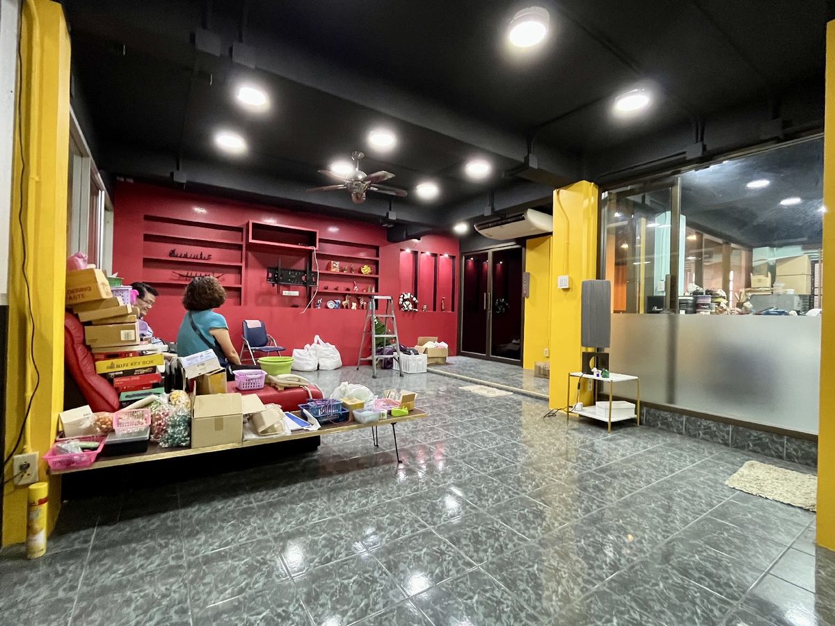 For SaleShop HousePinklao, Charansanitwong : Selling 2 booths There is an elevator near the train 150 meters. Parking 5 cars 900 sq.w. Soi Charan 83/1.